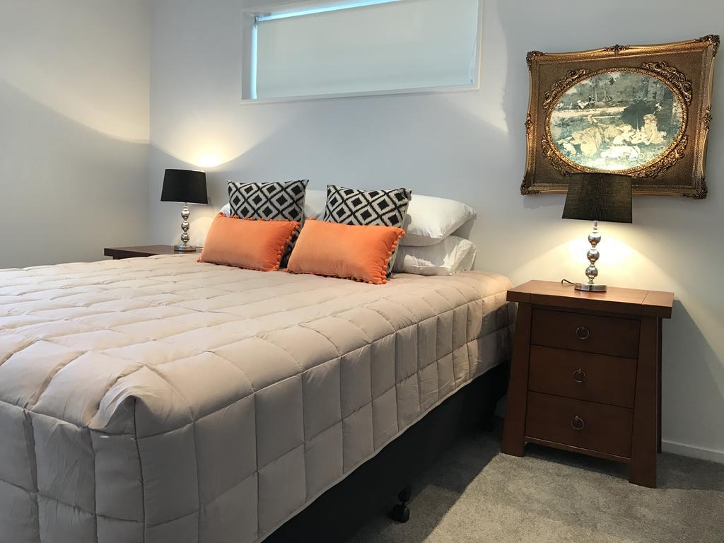 Waterfront Oxley's Luxury Apartment *